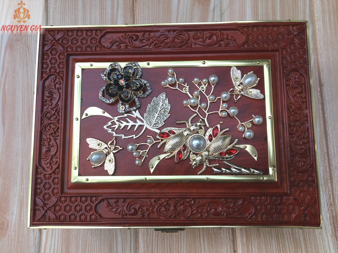 Hộp đựng trang sức bằng gỗ đính đá khóa số