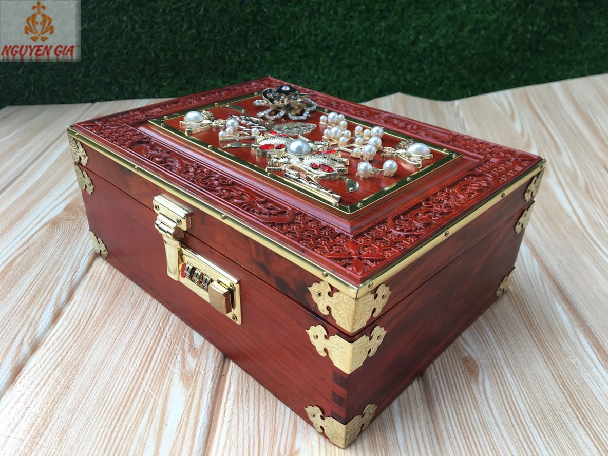 Hộp đựng trang sức bằng gỗ đính đá khóa số