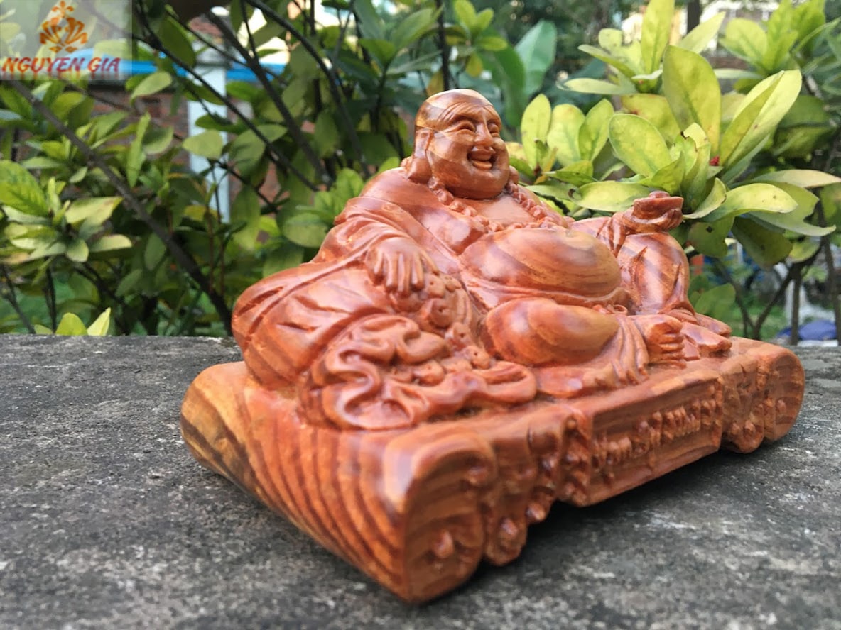 Tượng Di Lặc vạn sự như ý gỗ Huyết Long để ô tô bàn làm việc