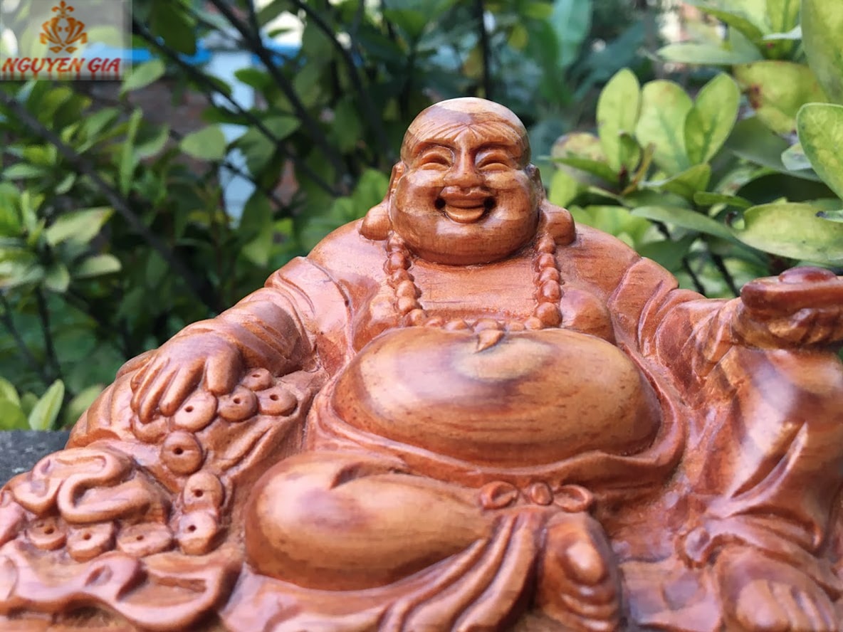 Tượng Di Lặc vạn sự như ý gỗ Huyết Long để ô tô bàn làm việc