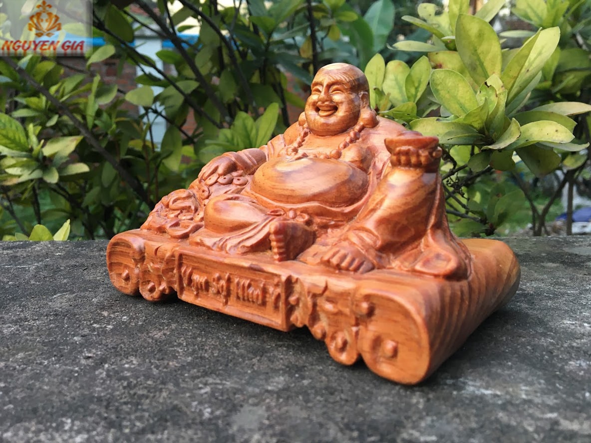 Tượng Di Lặc vạn sự như ý gỗ Huyết Long để ô tô bàn làm việc