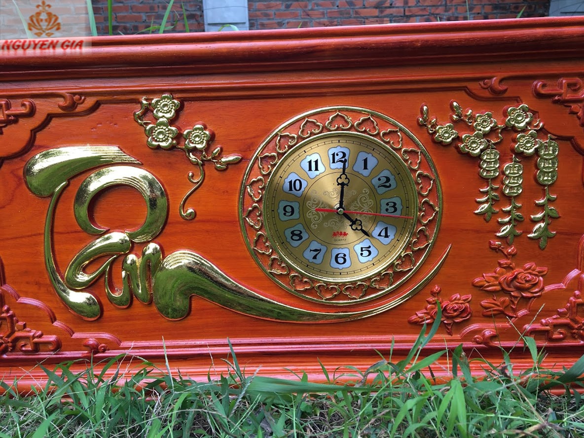 Đồng hồ treo tường chữ Tâm bằng gỗ Hương