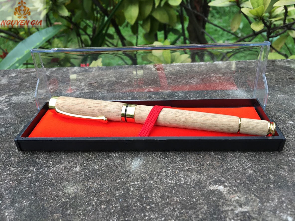 Bút gỗ Trầm Hương - Bút ký Doanh Nhân