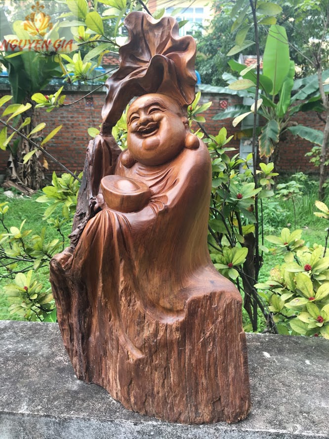 Tượng Di Lặc ôm nén vàng vác lá sen Gỗ Bách Xanh