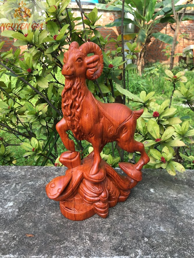Tượng dê phong thủy bằng gỗ Hương cao 30 cm