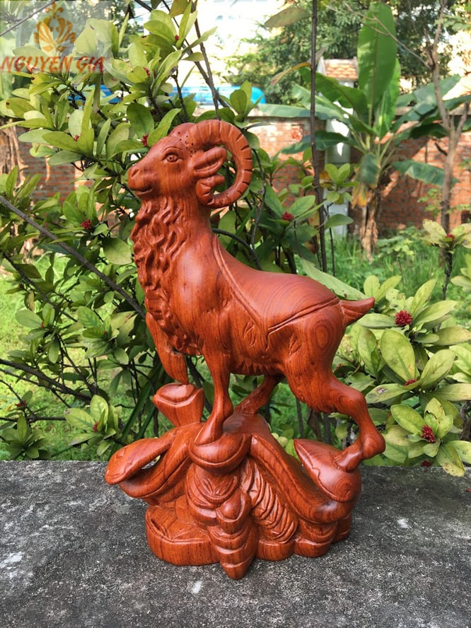 Tượng dê phong thủy bằng gỗ Hương cao 30 cm