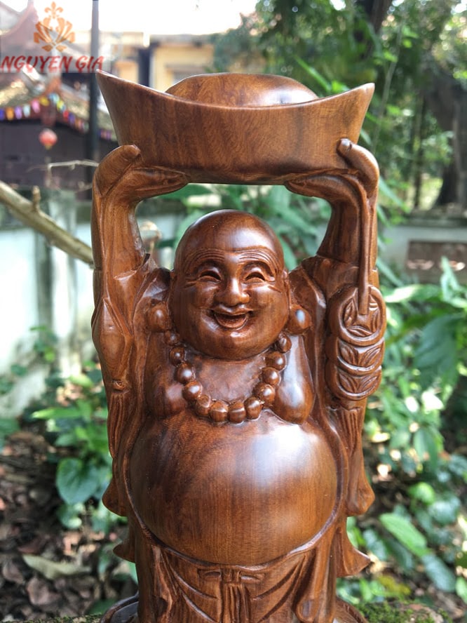 Tượng Di Lặc dâng vàng gỗ bách xanh để ô tô bàn làm việc