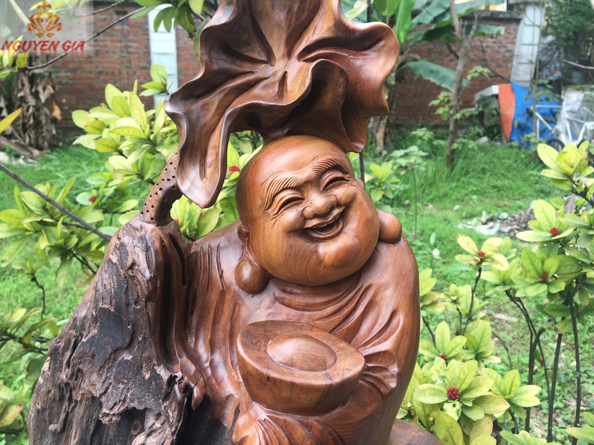 Tượng Di Lặc ôm nén vàng vác lá sen Gỗ Bách Xanh