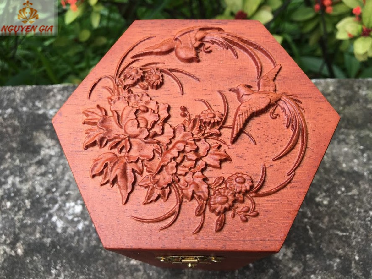 Hộp đựng trà mẫu đôi chim bên vườn hồng gỗ Hương