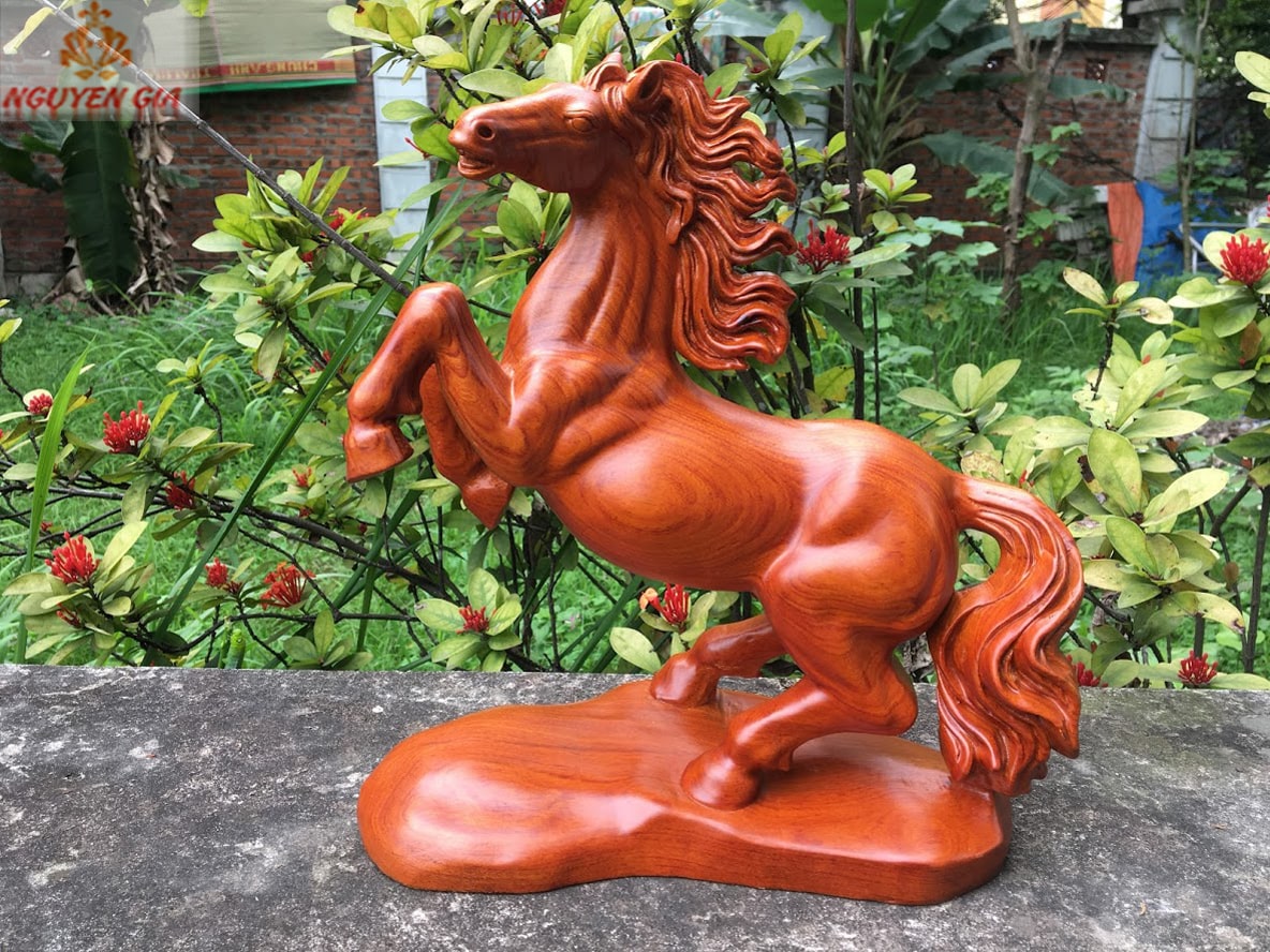 Tượng ngựa phong thủy nhất mã phi thiên gỗ Hương ngang 30 CM