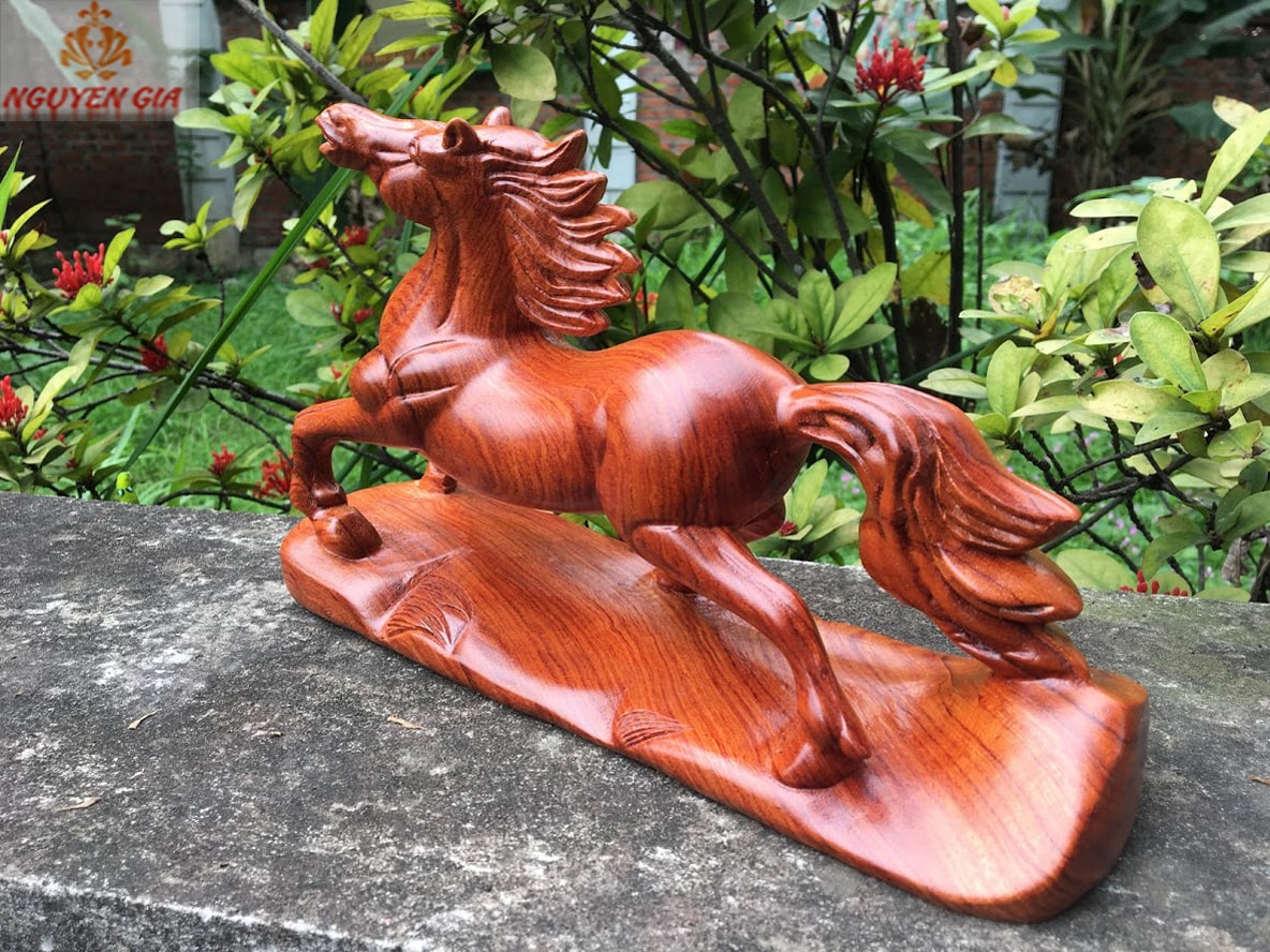 Tượng ngựa phong thủy gỗ Hương ngang 30 CM