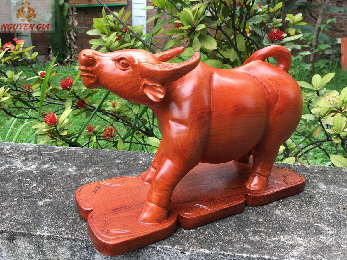 Tượng trâu phong thủy đứng núi tiền bằng gỗ Hương ngang 30 cm