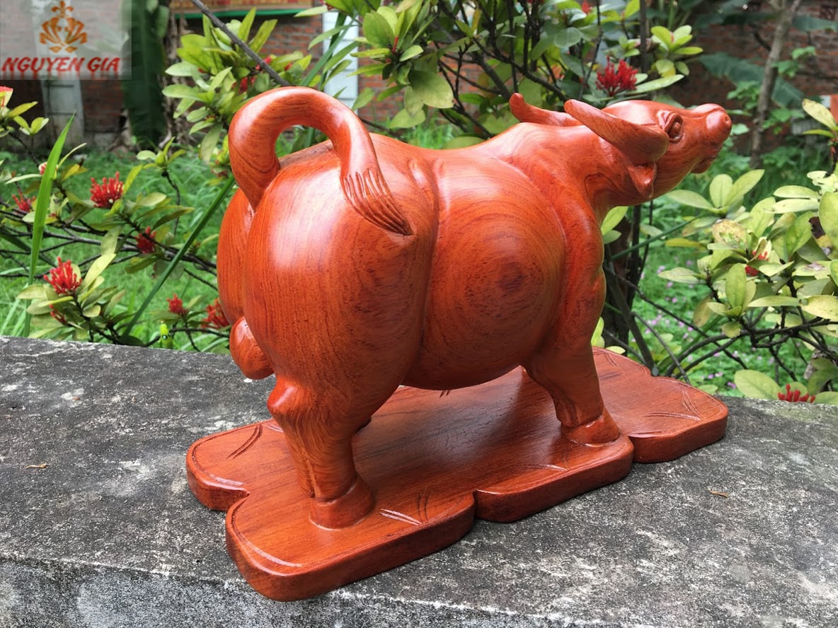 Tượng trâu phong thủy đứng núi tiền bằng gỗ Hương ngang 30 cm