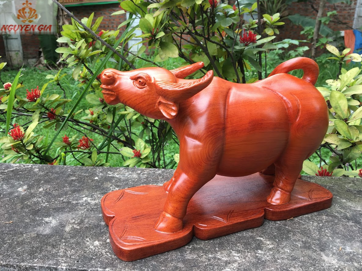Tượng trâu phong thủy đứng núi tiền bằng gỗ Hương ngang 30 cm