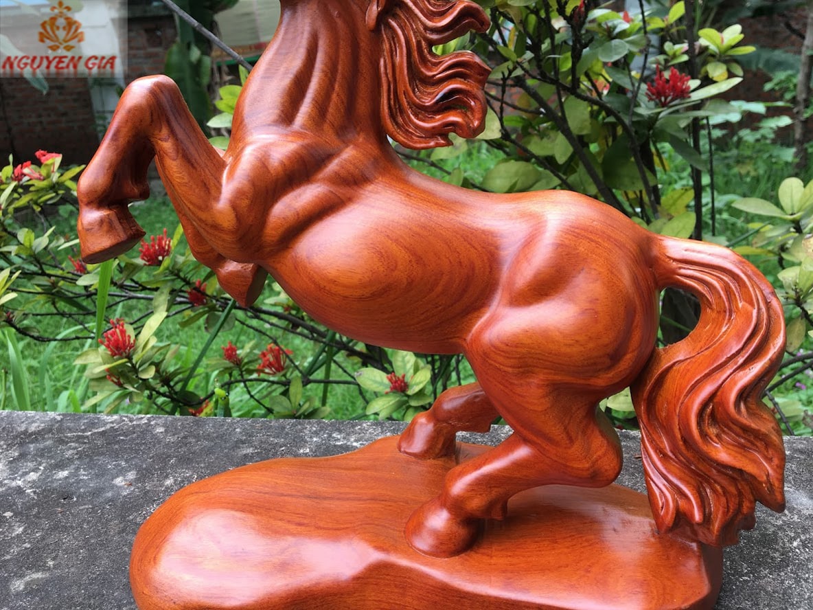 Tượng ngựa phong thủy nhất mã phi thiên gỗ Hương ngang 30 CM