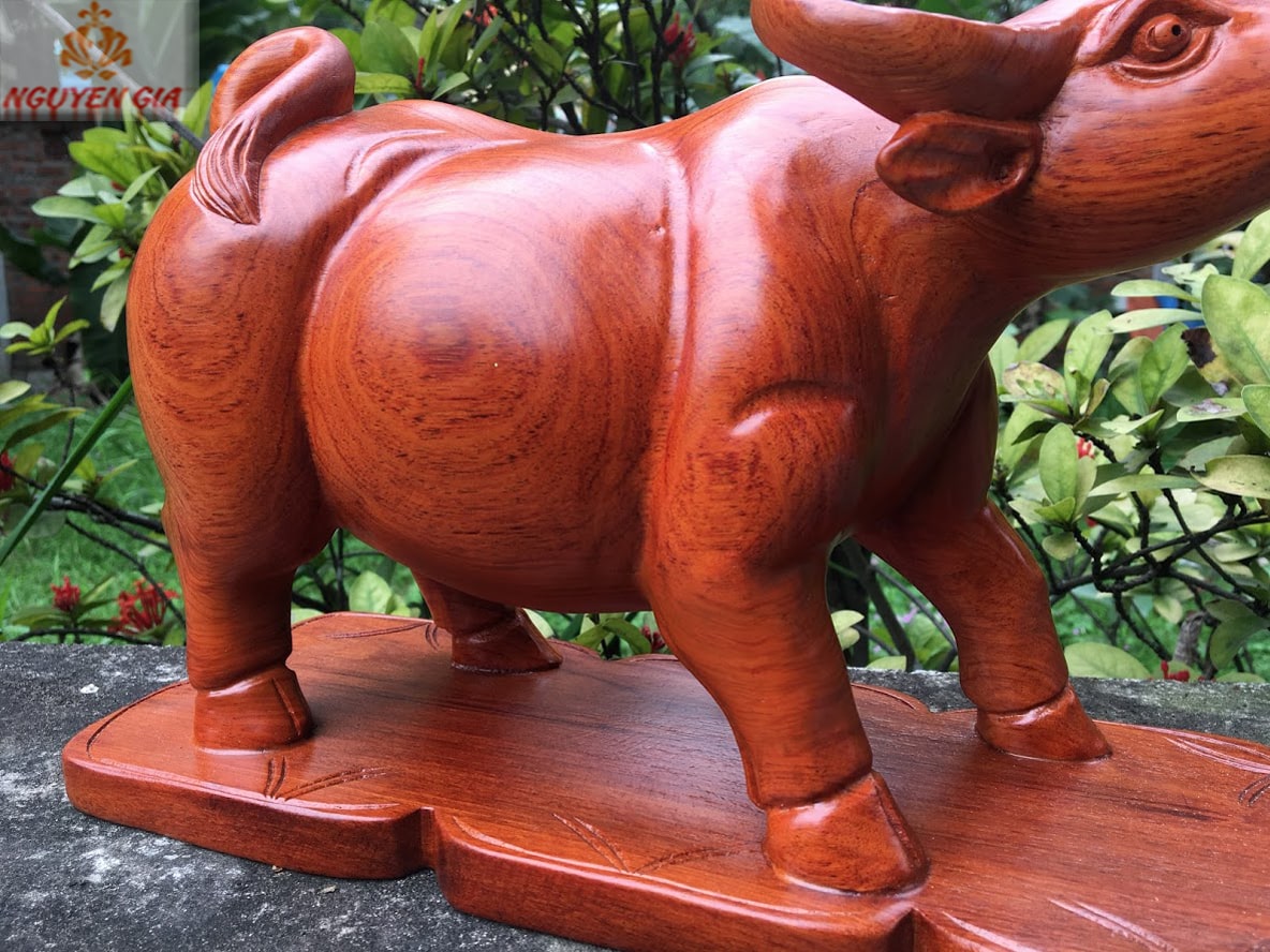 Tượng trâu phong thủy đứng núi tiền bằng gỗ Hương ngang 30 cm