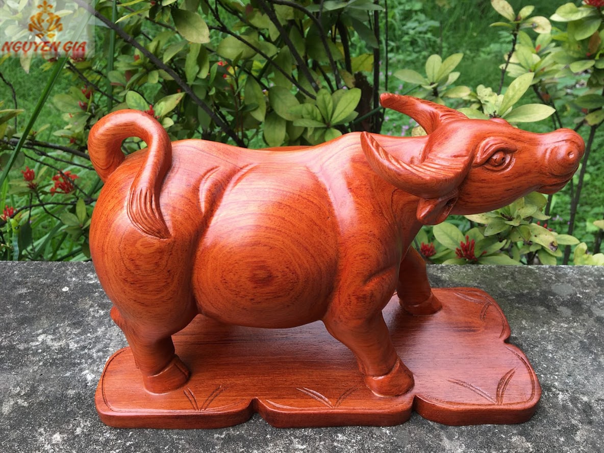 Tượng trâu phong thủy đứng núi tiền bằng gỗ Hương ngang 30 cm