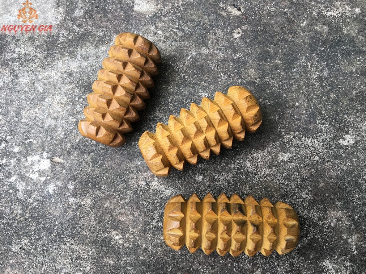 Dụng cụ massage huyệt đạo lòng bàn tay hình quả thông bằng gỗ Bách Xanh