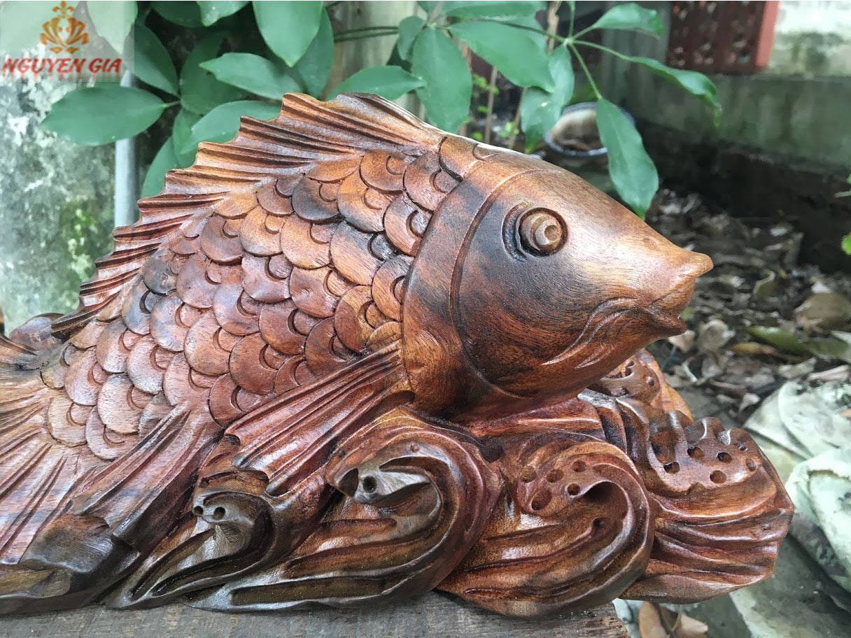 Tượng cá chép phong thủy gỗ xá xị (gù hương) KT34x14