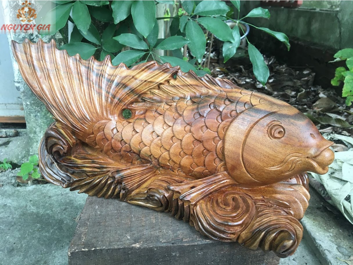 Tượng cá chép phong thủy gỗ xá xị (gù hương) KT35x17