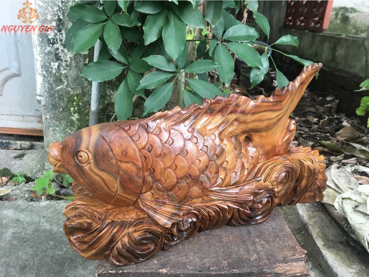 Tượng cá chép phong thủy gỗ xá xị (gù hương) KT35x17