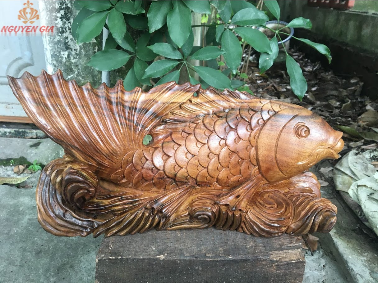 Tượng cá chép phong thủy gỗ xá xị (gù hương) KT35x17