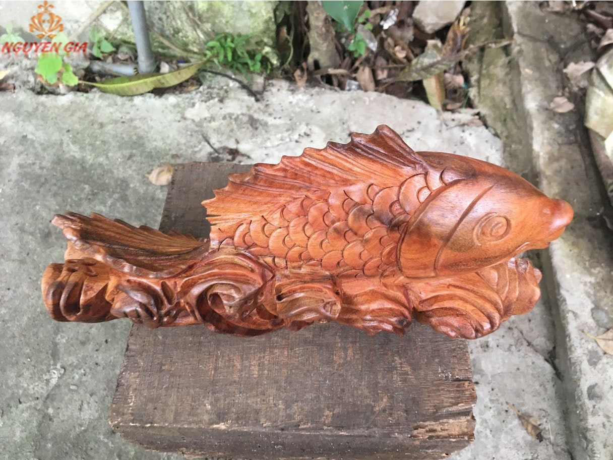 Tượng cá chép phong thủy gỗ xá xị (gù hương) KT30x8
