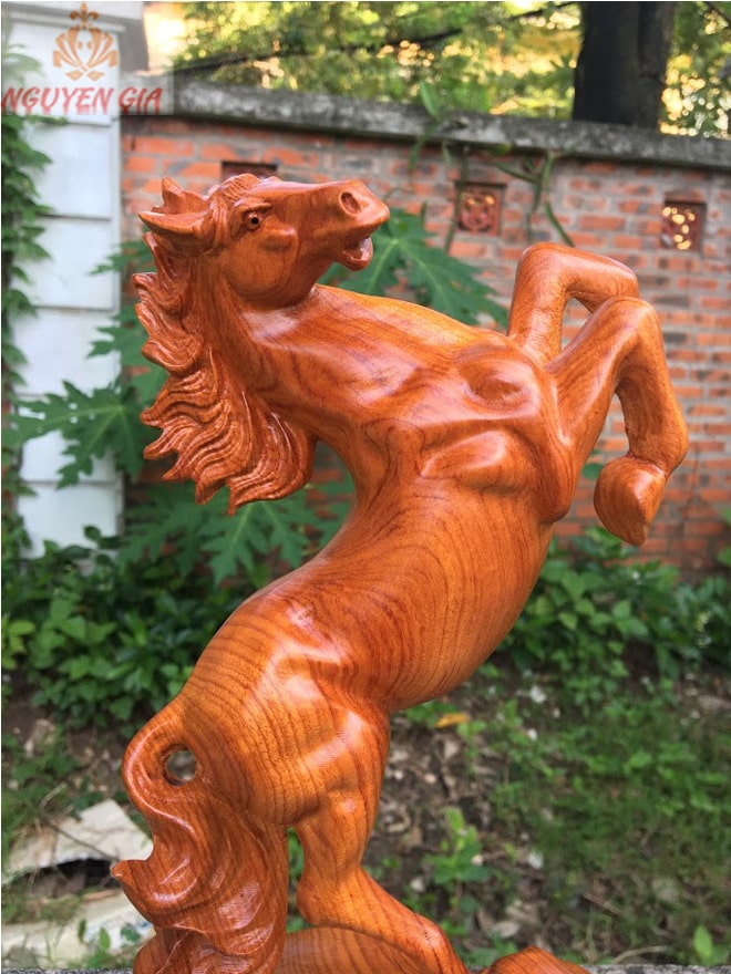 Tượng ngựa phong thủy nhất mã phi thiên gỗ Hương cao 30 Cm MS01