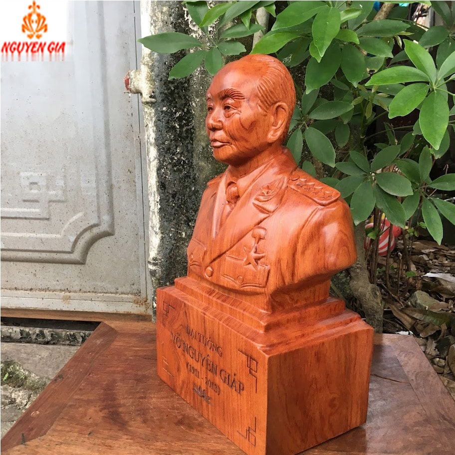 Tượng đại tướng Võ Nguyên Giáp bằng gỗ Hương cao 40 cm