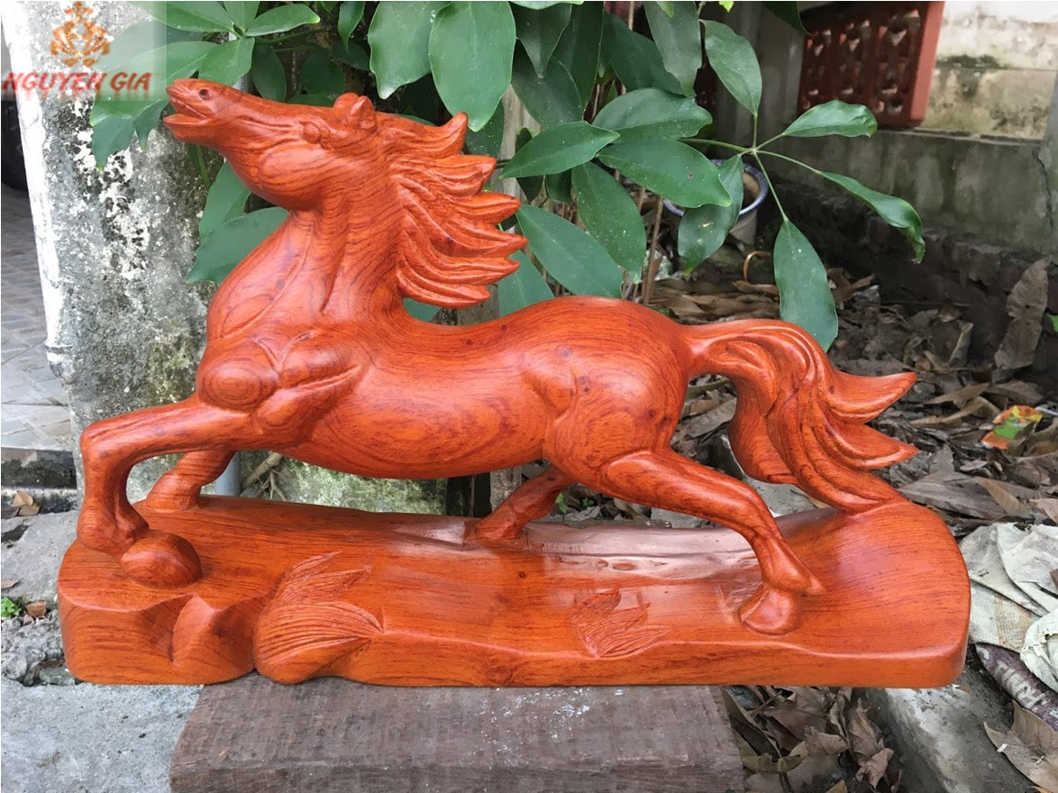 Tượng ngựa phong thủy gỗ Hương ngang 40 cm