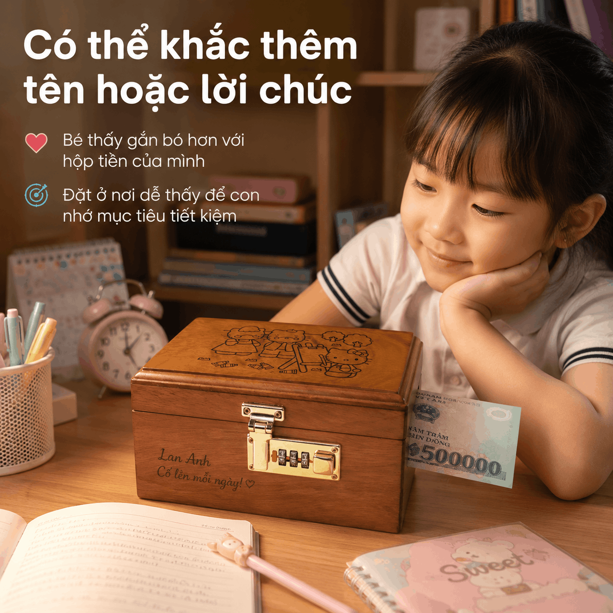Hộp Tiết Kiệm Cho Bé Mẫu Gia Đình Hello Kitty – Gỗ Hương, Khóa Số