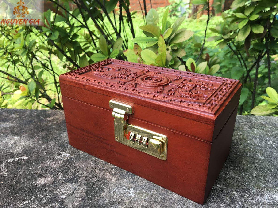 Hộp Đựng Tiền Phong Thủy Tài Lộc Gỗ Hương – Chạm Nổi, Khóa Số