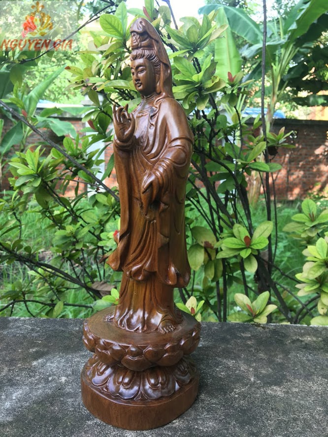 Tượng Quan thế âm bồ tát gỗ Bách Xanh cao 30 cm