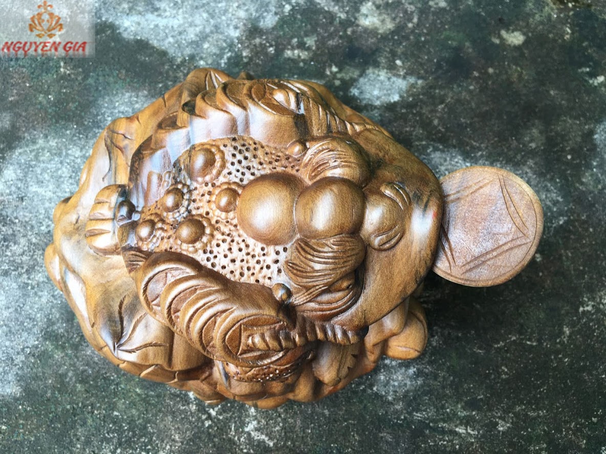 Cóc Ngậm Tiền Gỗ Bách Xanh 13 × 14 × 8 cm – Tượng Thiềm Thừ