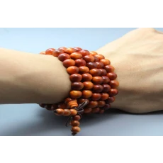 Lựa chọn vòng tay phong thủy từ gỗ huyết long