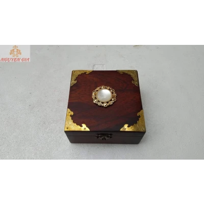 Hộp đựng trang sức đính ngọc