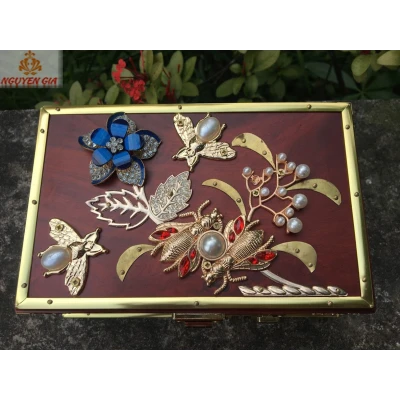 Hộp đựng trang sức bằng gỗ đính đá khóa số (size vừa)