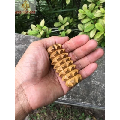 Dụng cụ massage huyệt đạo lòng bàn tay hình quả thông bằng gỗ Bách Xanh