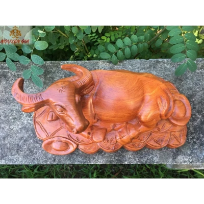 Tượng trâu phong thủy nằm núi tiền vàng bằng gỗ Hương ngang 30 cm