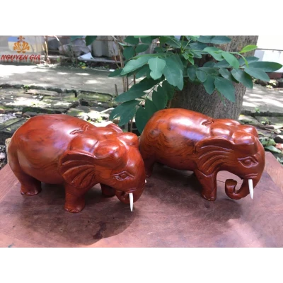 Tượng voi phong thủy bằng gỗ Hương ngang 20 cm