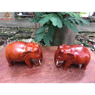 Tượng voi phong thủy bằng gỗ Hương ngang 15 cm