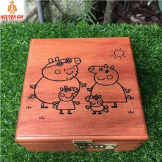 Hộp Tiết Kiệm Cho Bé 2 Ngăn Mẫu Gia Đình Heo – Gỗ Hương, Khóa Số