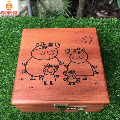 Hộp Tiết Kiệm Cho Bé 2 Ngăn Mẫu Gia Đình Heo – Gỗ Hương, Khóa Số