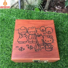 Hộp Tiết Kiệm Cho Bé 2 Ngăn Mẫu Hello Kitty – Gỗ Hương, Khóa Số