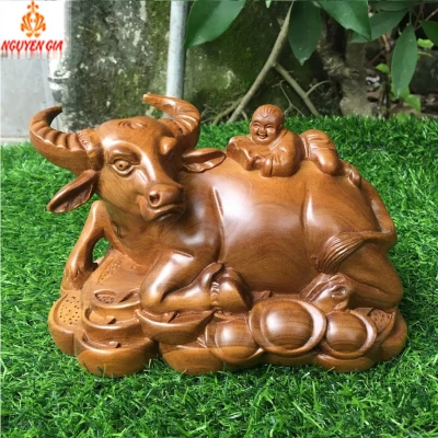 Tượng trâu phong thủy - Tiểu đồng cưỡi Trâu bằng gỗ Bách Xanh ngang 20 cm