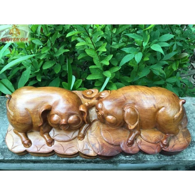 Tượng đôi heo nằm núi vàng bằng gỗ Hương ngang 62 cm