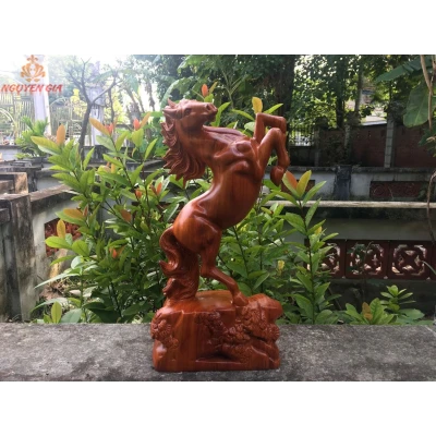Tượng ngựa phong thủy nhất mã phi thiên gỗ Hương cao 48 Cm