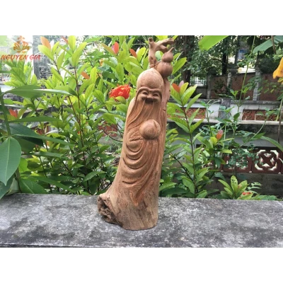 Tượng ông thọ ôm đào gỗ Ngọc Am (Thơm Mát) KT 44x16 cm (Mộc)