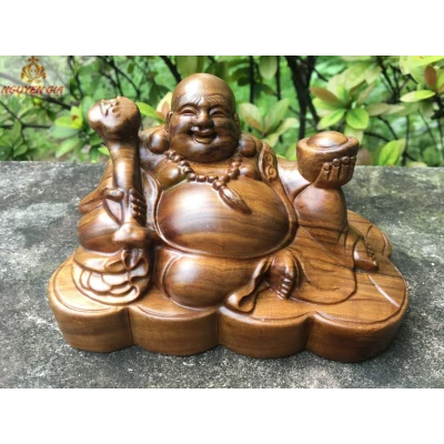 Tượng Di Lặc cầm gậy như ý bằng gỗ bách xanh để ô tô bàn làm việc